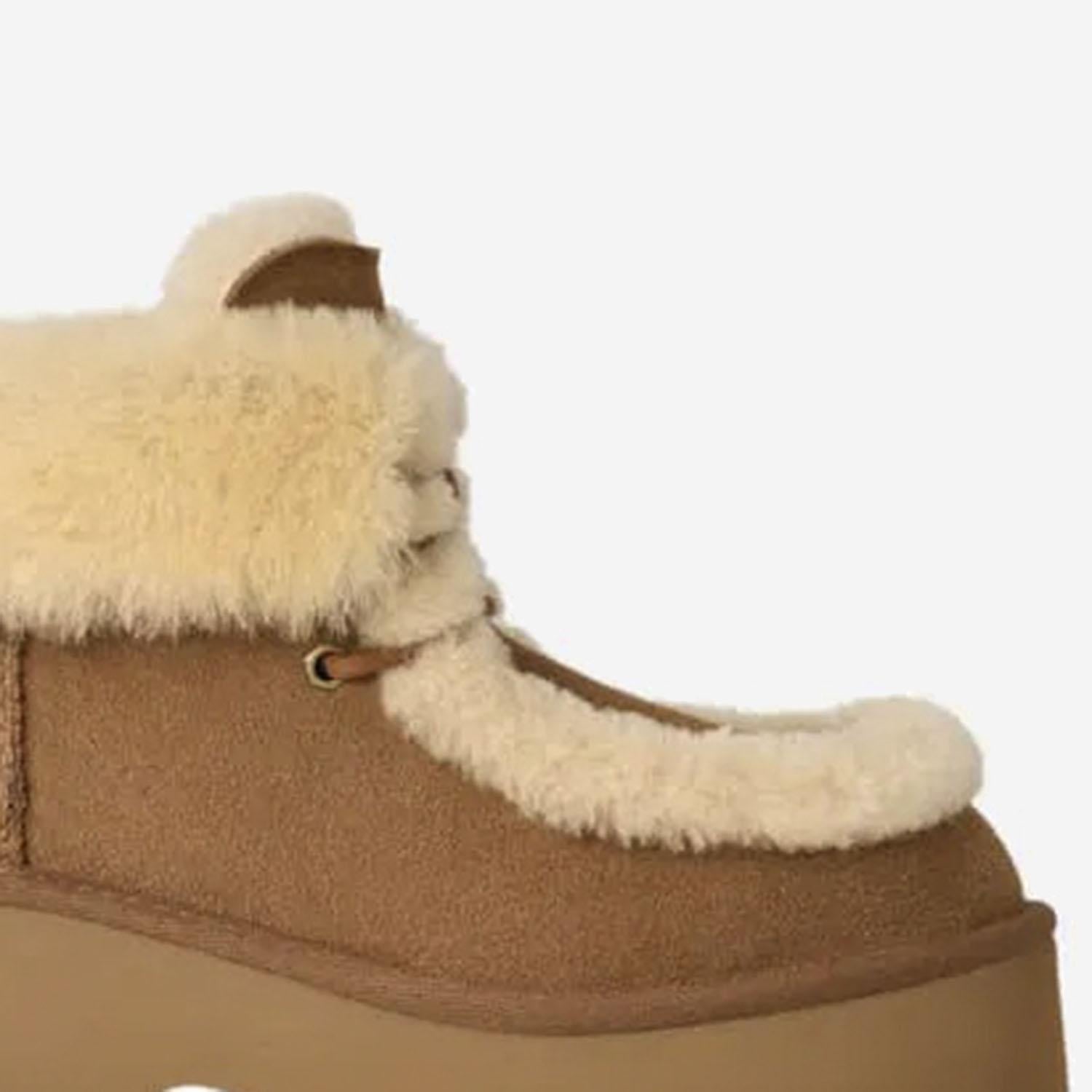 Stivali Classic Esmee Lace Up in pelle scamosciata 1171532 CHE UGG