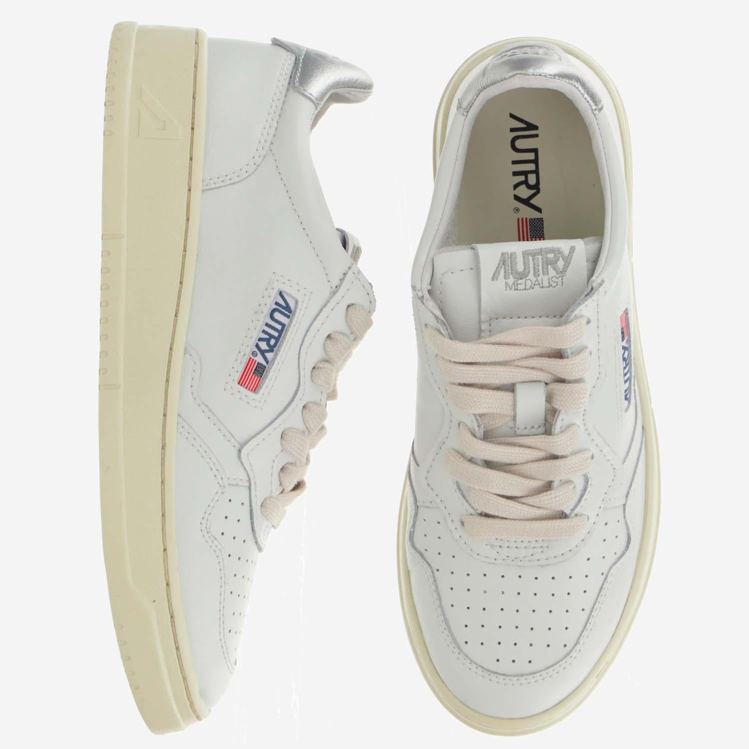 SNEAKERS MEDALIST LOW IN PELLE AULWLL05 WHTSILVER AUTRY