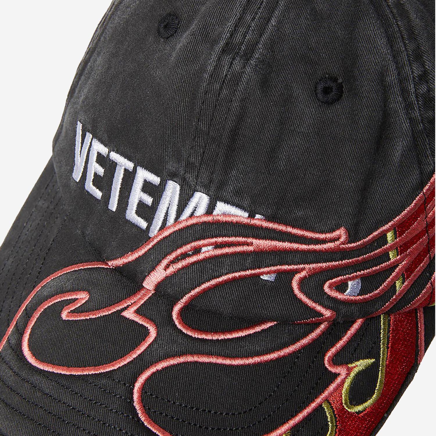 CAPPELLO DA BASEBALL CON RICAMO FIAMME UE54CA100B BLACK VETEMENTS