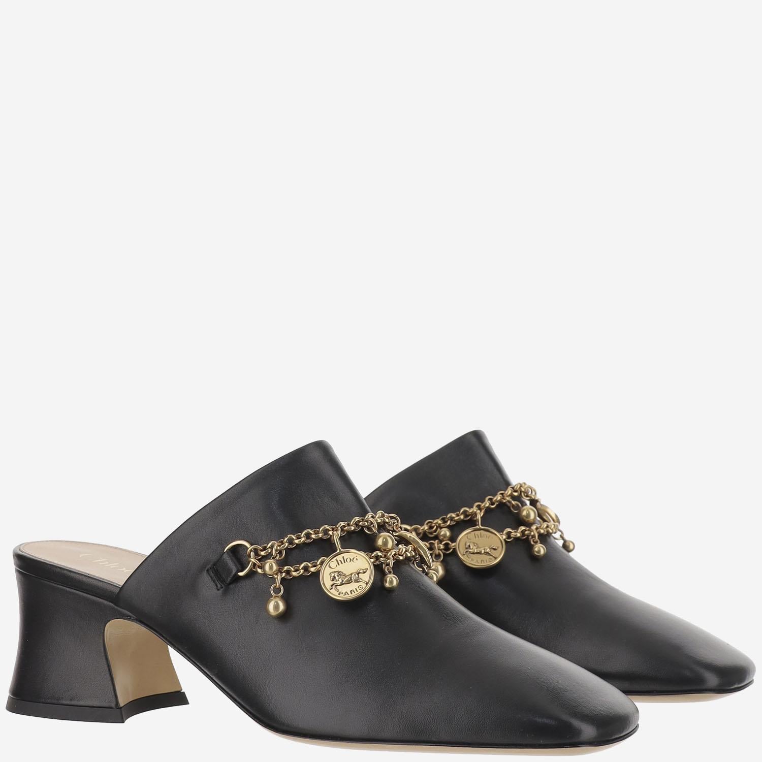 MULES IN PELLE CON CHARMS CHC25A11ERI 001 CHLOE