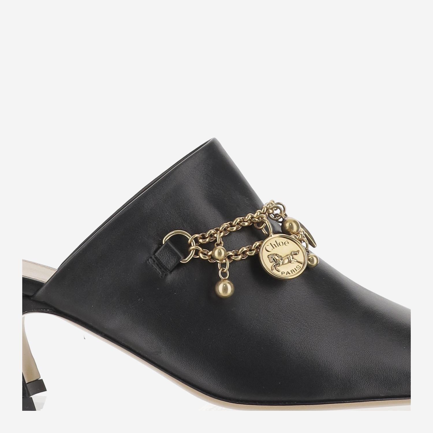 MULES IN PELLE CON CHARMS CHC25A11ERI 001 CHLOE