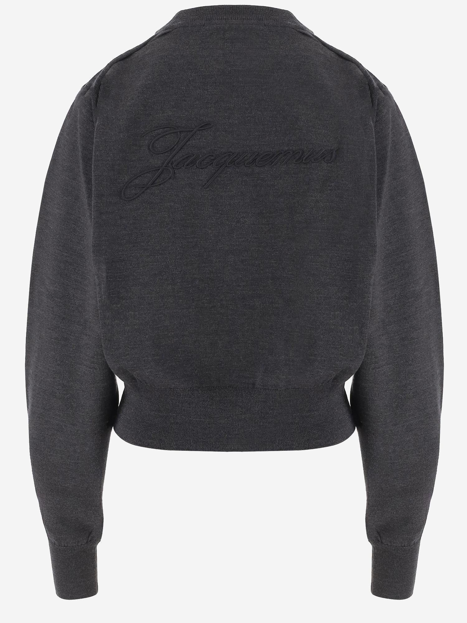 MAGLIONE IN LANA MERINO CON RICAMO LOGO SWW00632AK00299 970 JACQUEMUS
