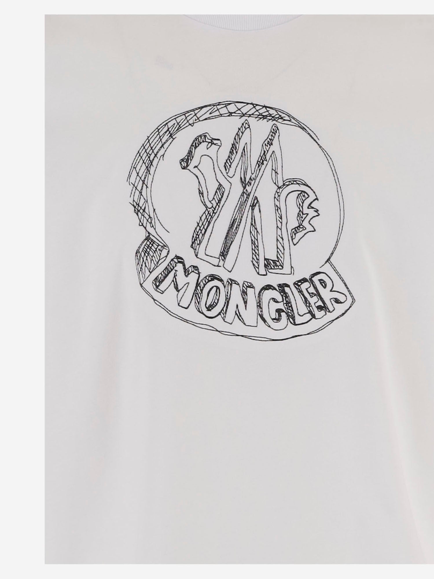 T-SHIRT IN COTONE CON STAMPA LOGO 8C00035 89AUG00A MONCLER 