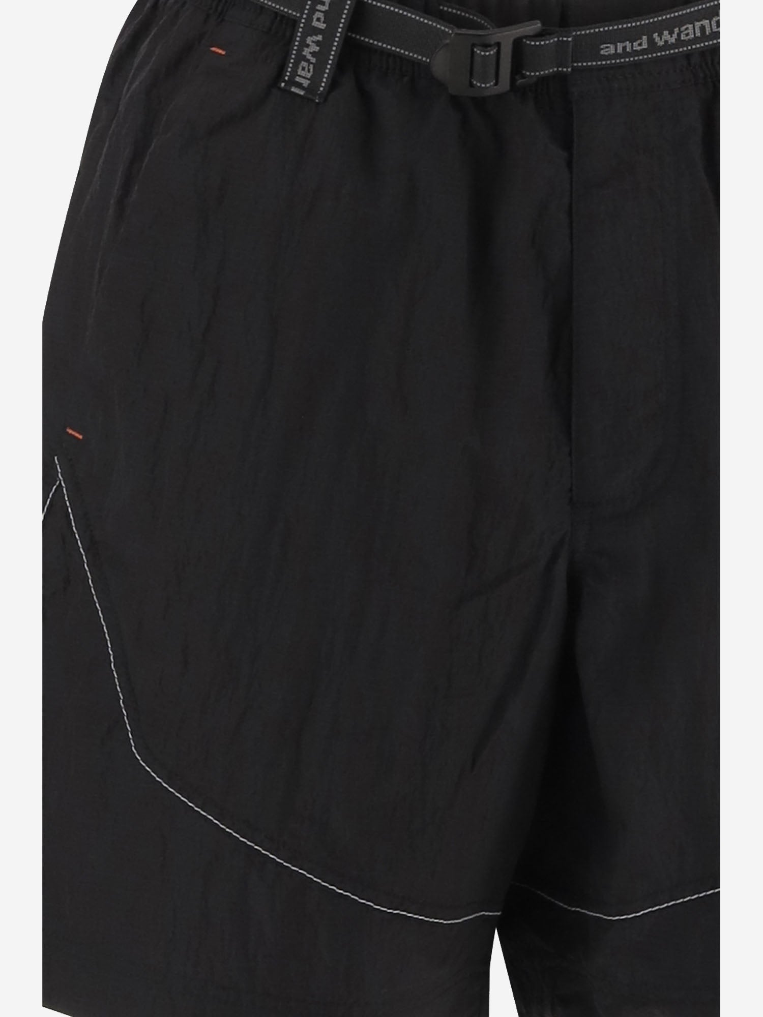 PANTALONI CORTI IN NYLON 5746182511 010 AND WANDER 