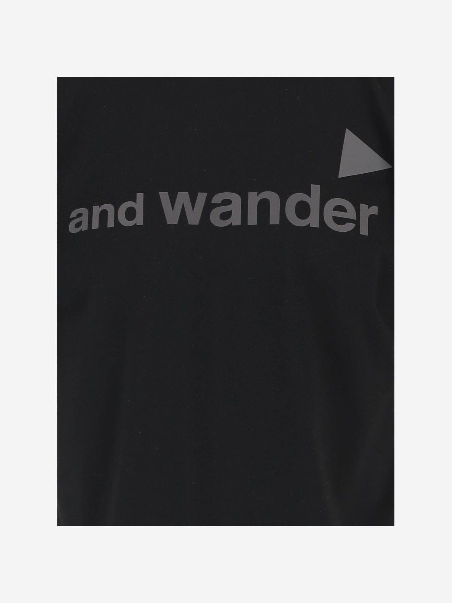 T-shirt in cotone con logo lettering 5746184074 010 AND WANDER 