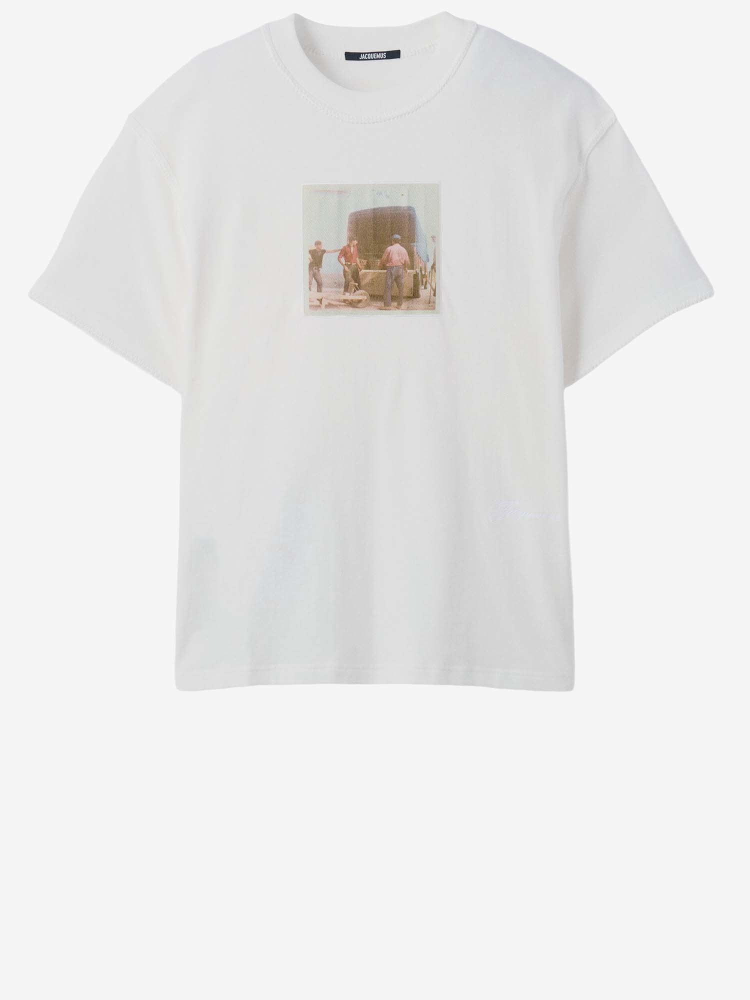 T-SHIRT IN COTONE CON FOTO VINTAGE TSM00595AJ00256 1NU JACQUEMUS 