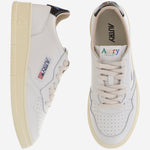 SNEAKERS MEDALIST LOW IN PELLE AULMBG02 LEALEALOGOWHTBLK AUTRY 