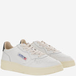 SNEAKERS MEDALIST LOW IN PELLE AULMBG02 LEALEALOGOWHTBLK AUTRY 