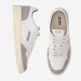 SNEAKERS MEDALIST LOW IN PELLE AULMFT15 SOFLEASUEWHTCEMENTO AUTRY 