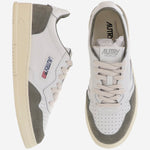 SNEAKERS MEDALIST LOW IN PELLE AULMFT21 SOFLEASUEWHTSMOKEDGRN AUTRY 