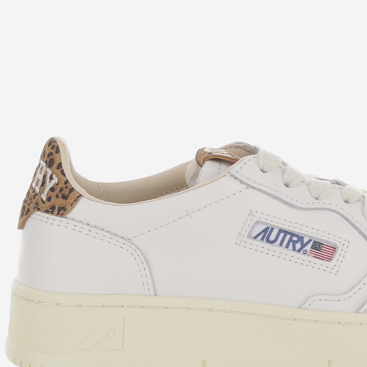 SNEAKERS MEDALIST LOW AULWHJ02 LEASUECOLLEGWHTLEOPRINT AUTRY 