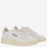 SNEAKERS MEDALIST LOW IN PELLE AULWLL27 LEATLEATWHTFEATHER AUTRY 