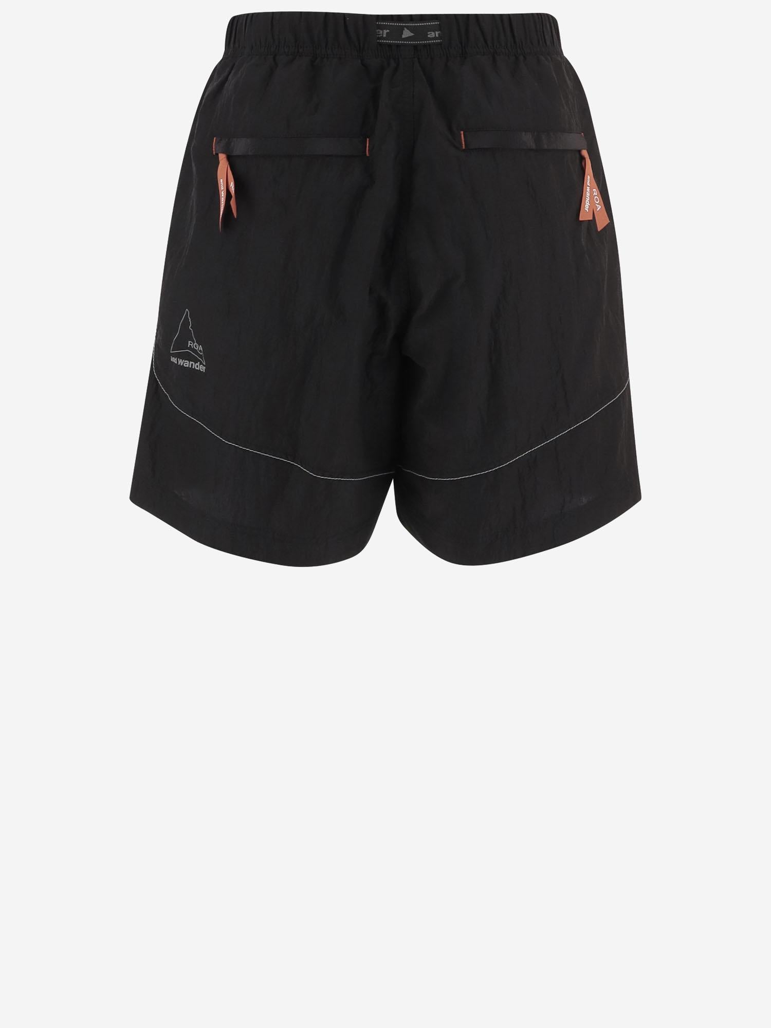 PANTALONI CORTI IN NYLON 5746182511 010 AND WANDER 