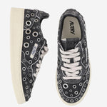 SNEAKERS IN CAMOSCIO CON OCCHIELLI METALLICI AULWTF01 SUEHOLBLKSILV AUTRY 