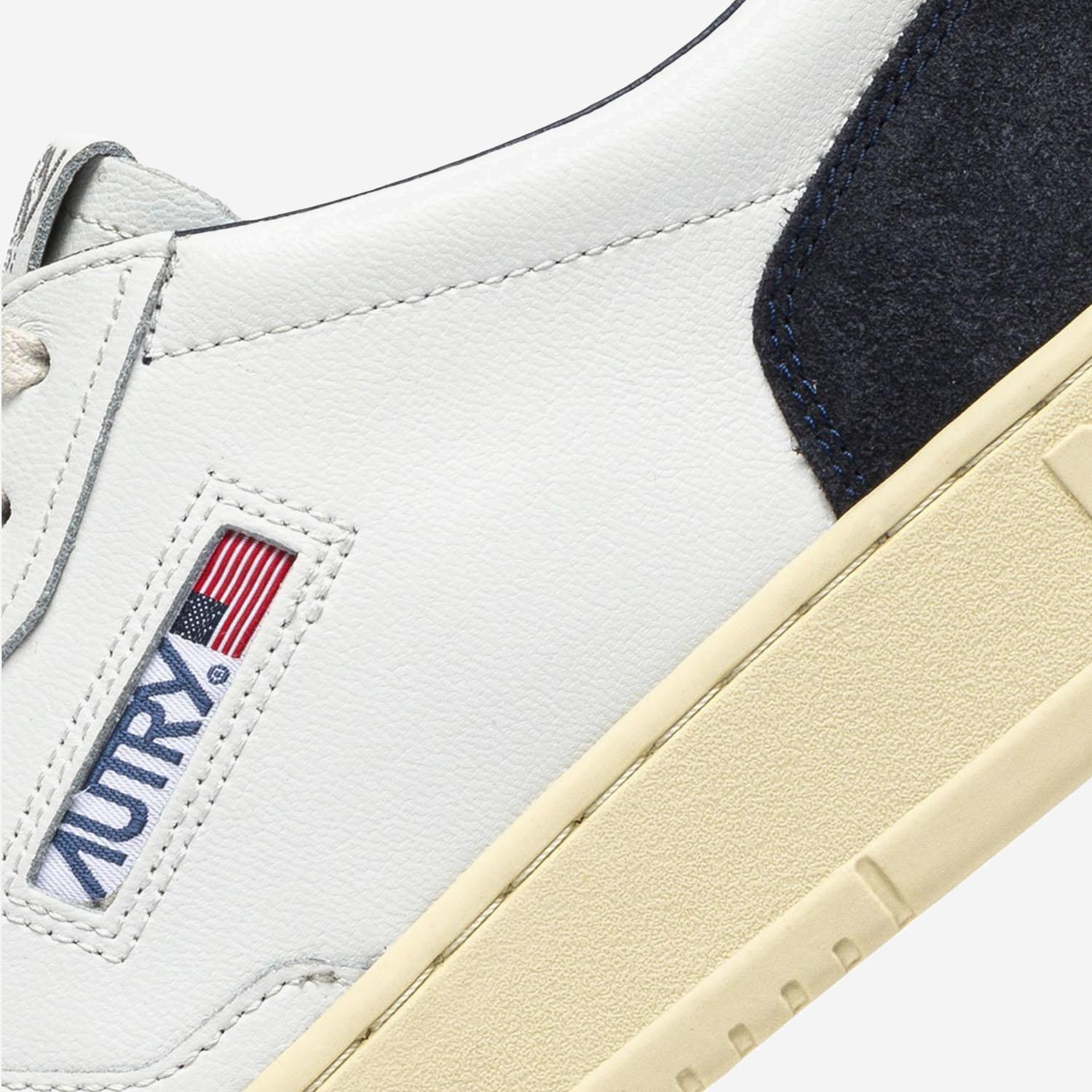 SNEAKERS MEDALIST LOW IN PELLE AULMFT07 SOFLEASUEWHTOCEAN AUTRY 