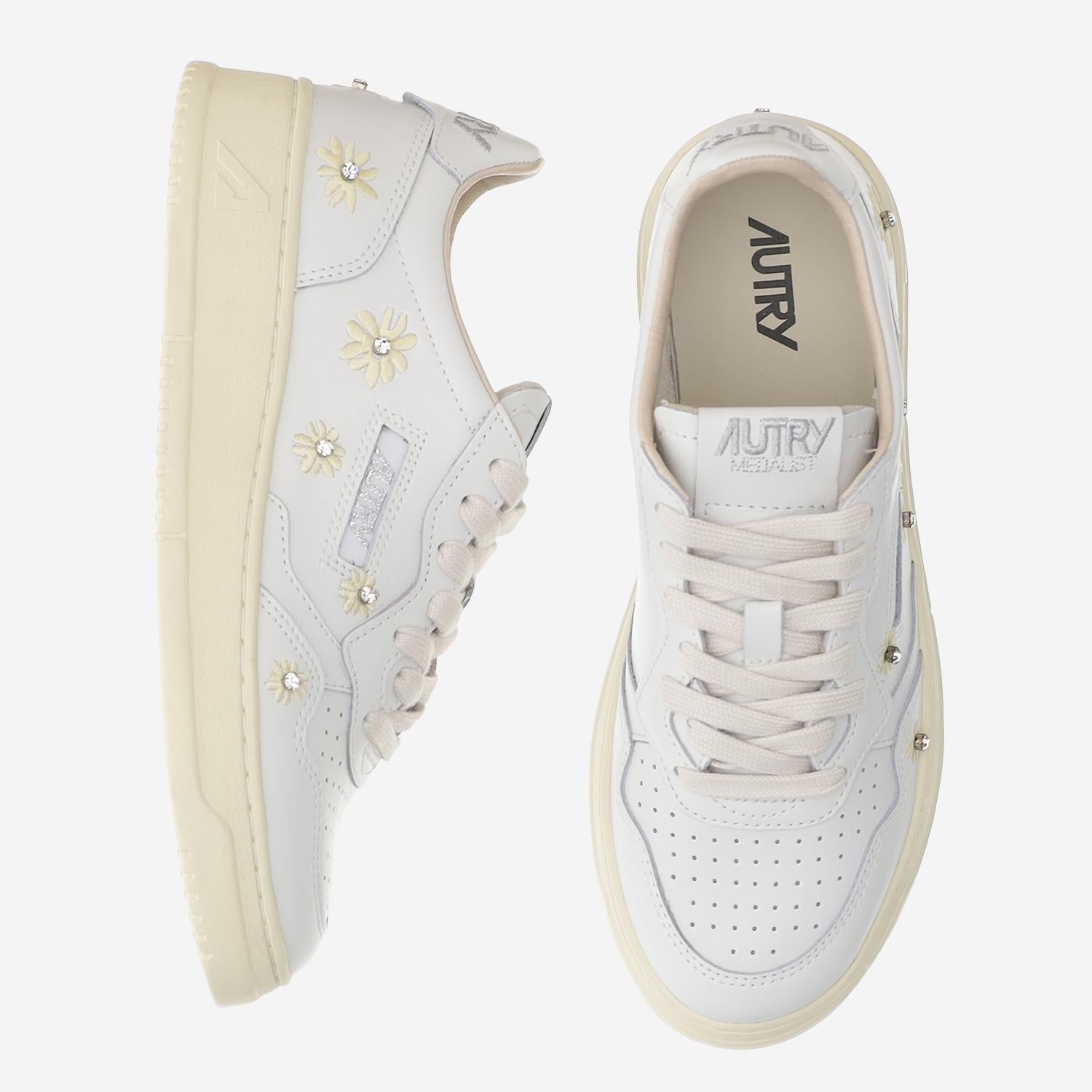 SNEAKERS MEDALIST LOW IN PELLE AULWWE01 LEAEMBFLOWWHTRUT AUTRY 