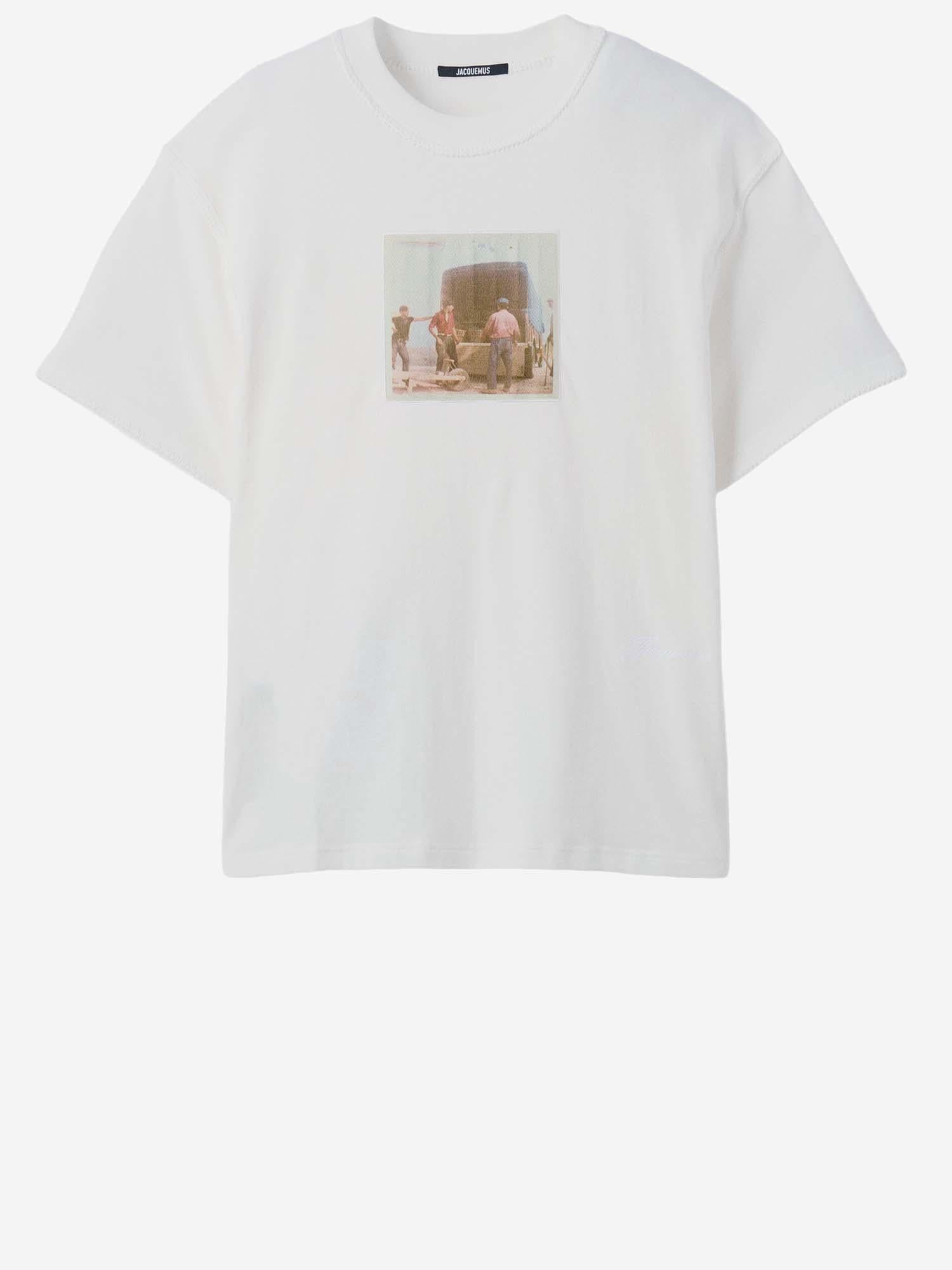 T-SHIRT IN COTONE CON FOTO VINTAGE TSM00595AJ00256 1NU JACQUEMUS 