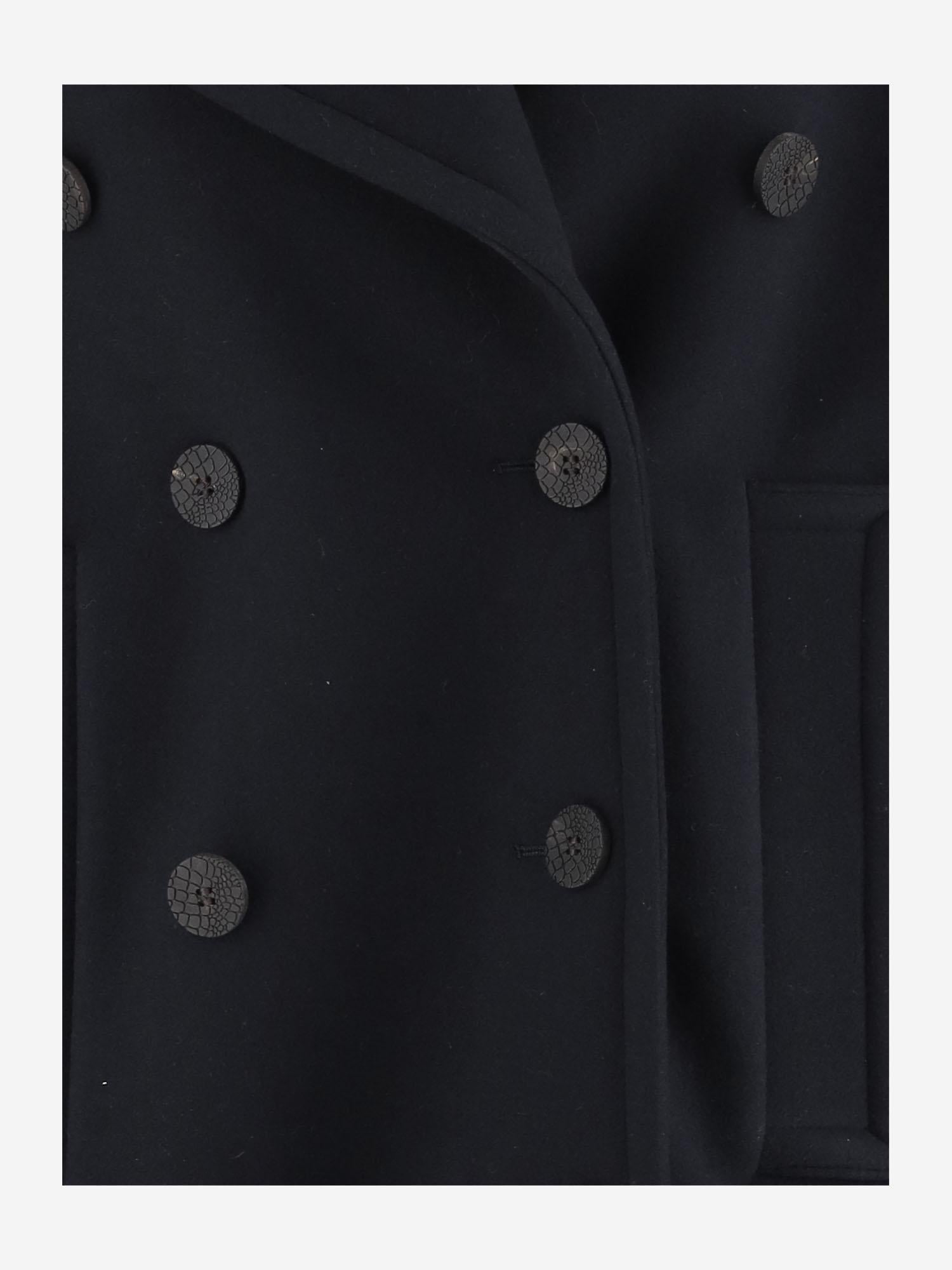 <BR/>Giacca Doppio petto IN LANA vergine<BR/><BR/><BR/><BR/><BR/><BR/><BR/><BR/><BR/><BR/><BR/><BR/><BR/><BR/><BR/> COW00103AW00429 390 JACQUEMUS 