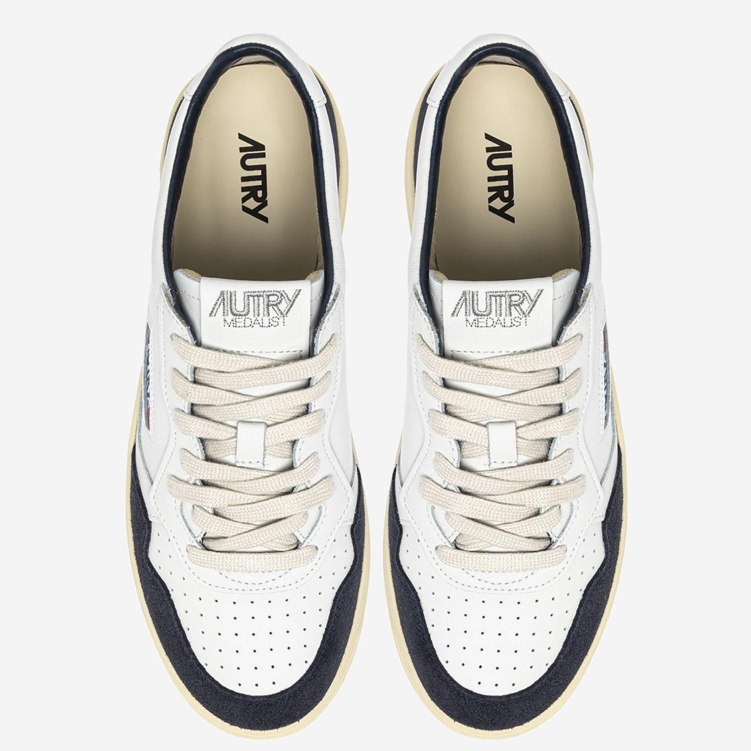 SNEAKERS MEDALIST LOW IN PELLE AULMFT07 SOFLEASUEWHTOCEAN AUTRY 