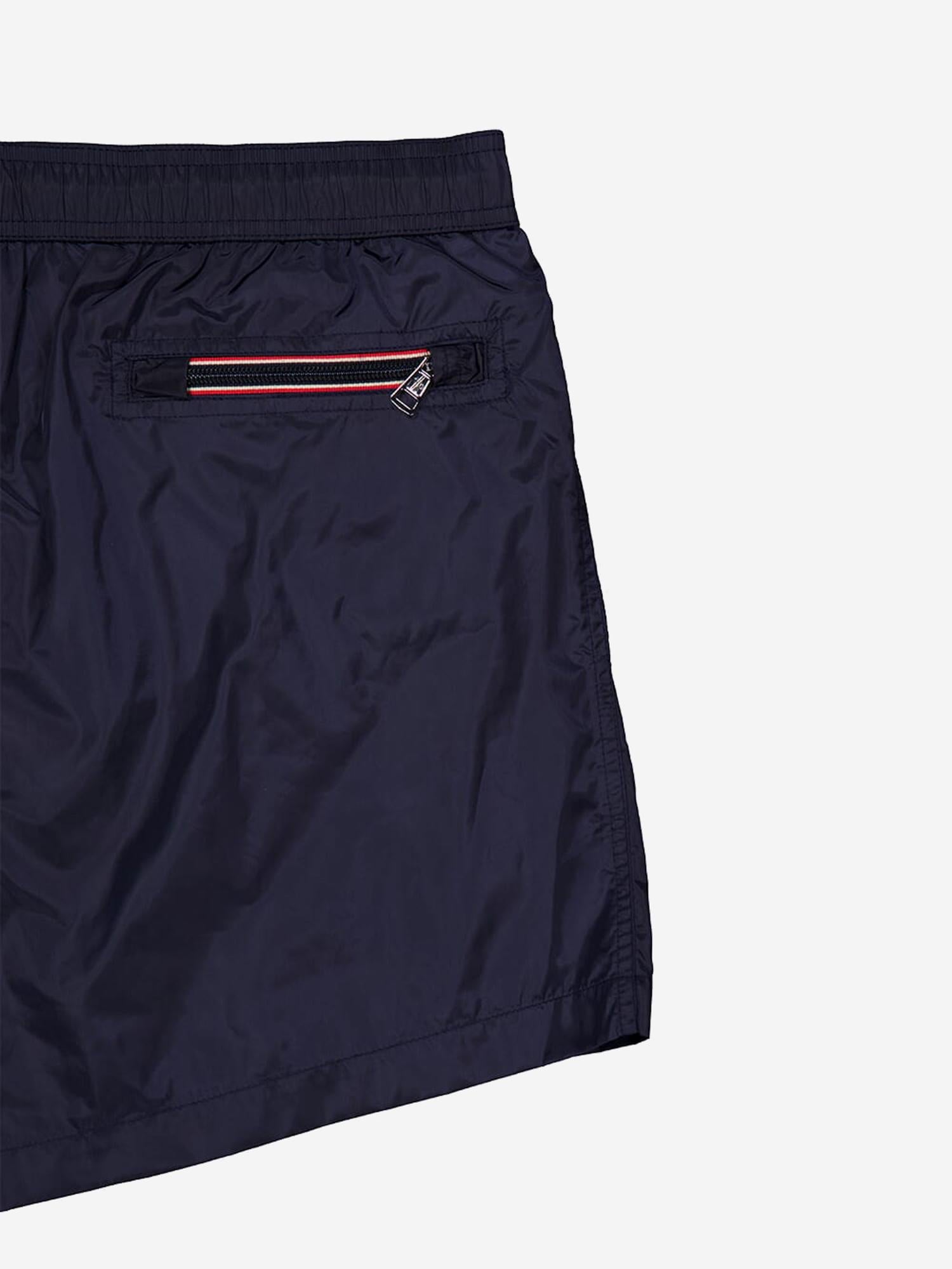 SHORTS DA BAGNO CON PATCH LOGATO 2C00004 53326743 MONCLER 