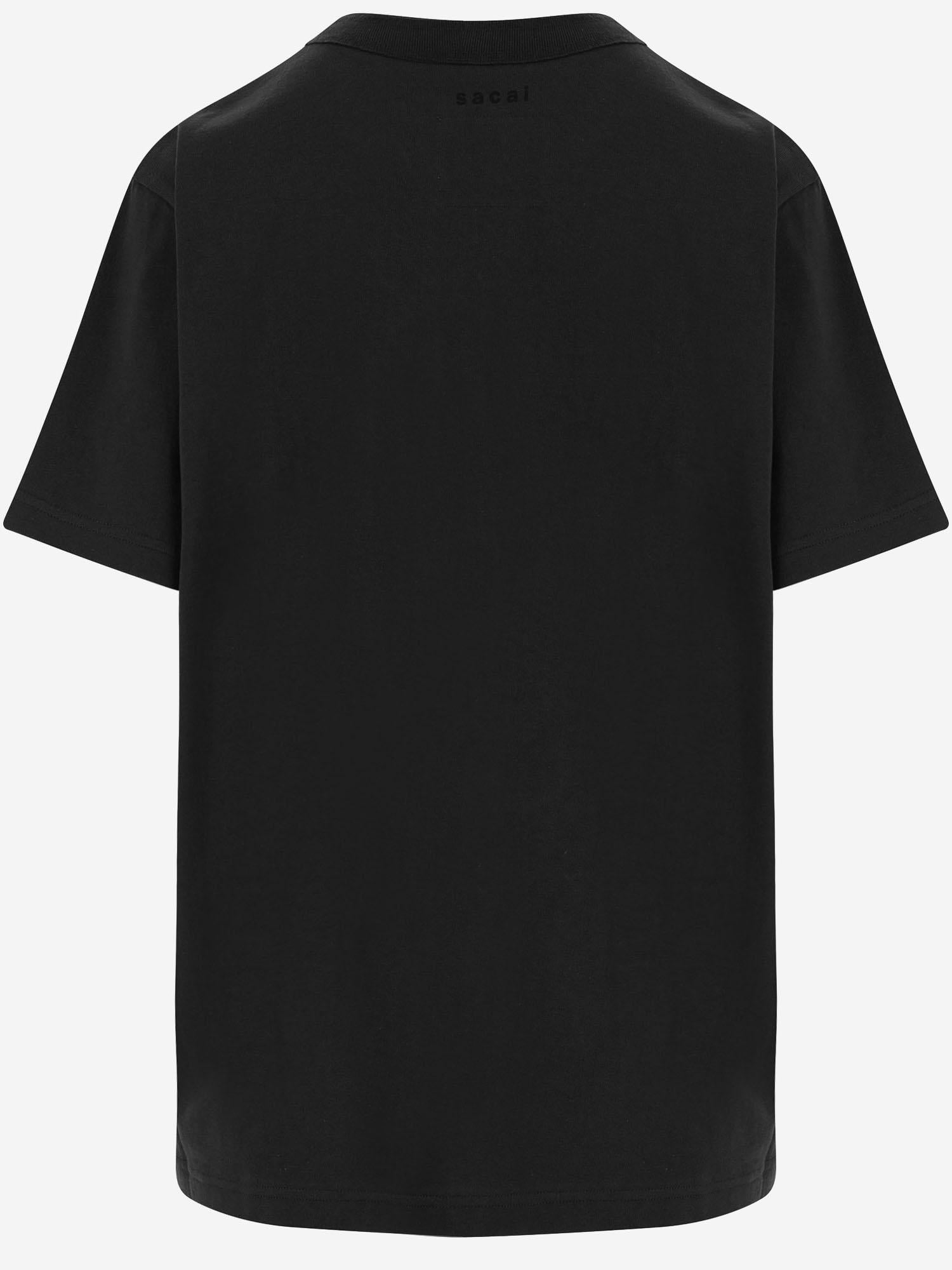 T-SHIRT IN COTONE CON STAMPA 2601150S 001 SACAI 