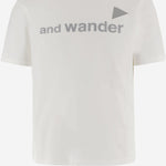 T-shirt in cotone con logo lettering 5746184074 030 AND WANDER 