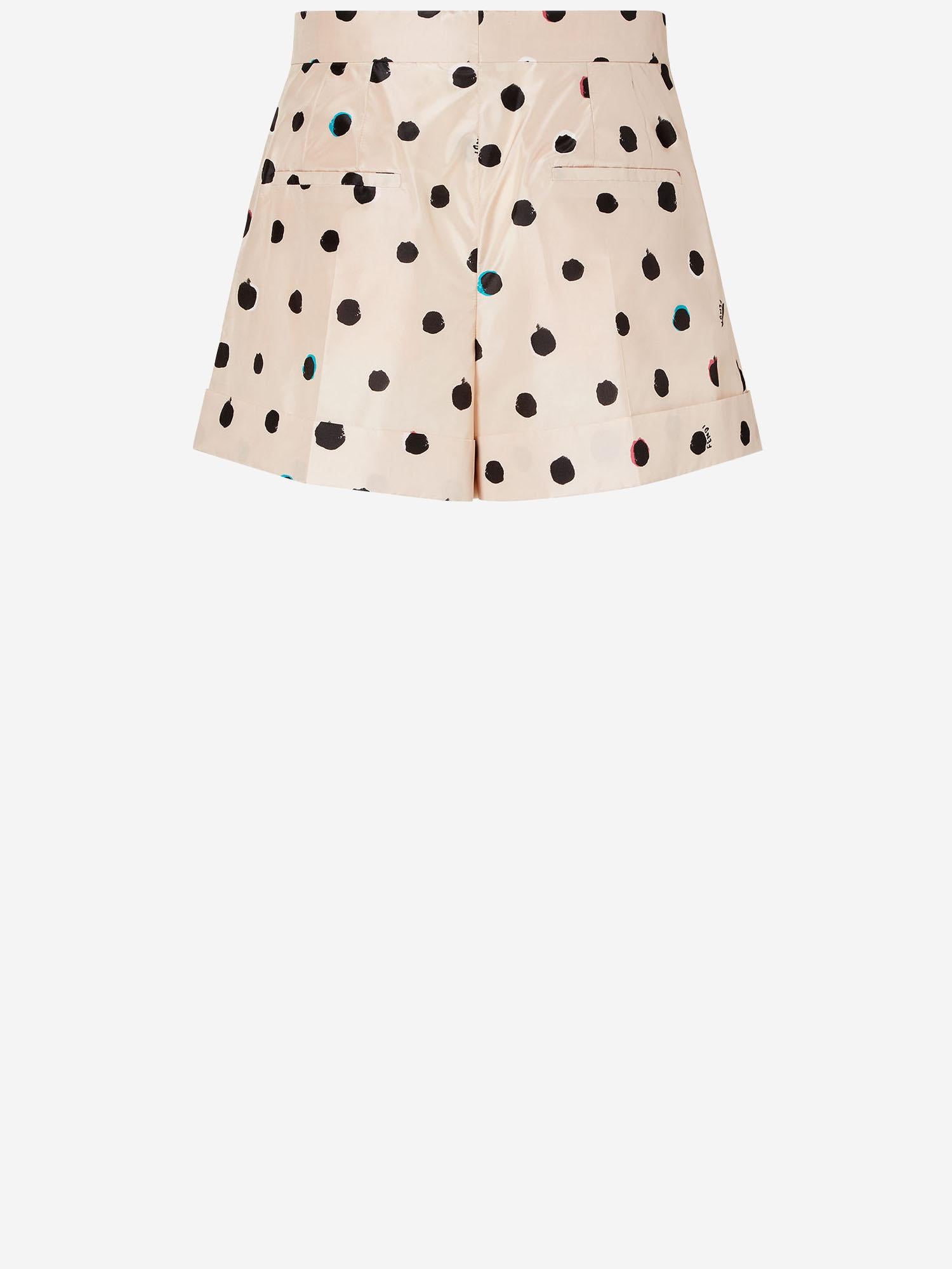 PANTALONI CORTI IN TAFFETÀ CON MOTIVO FALENA DOTS FR6690 AVJQF1UKB FENDI 
