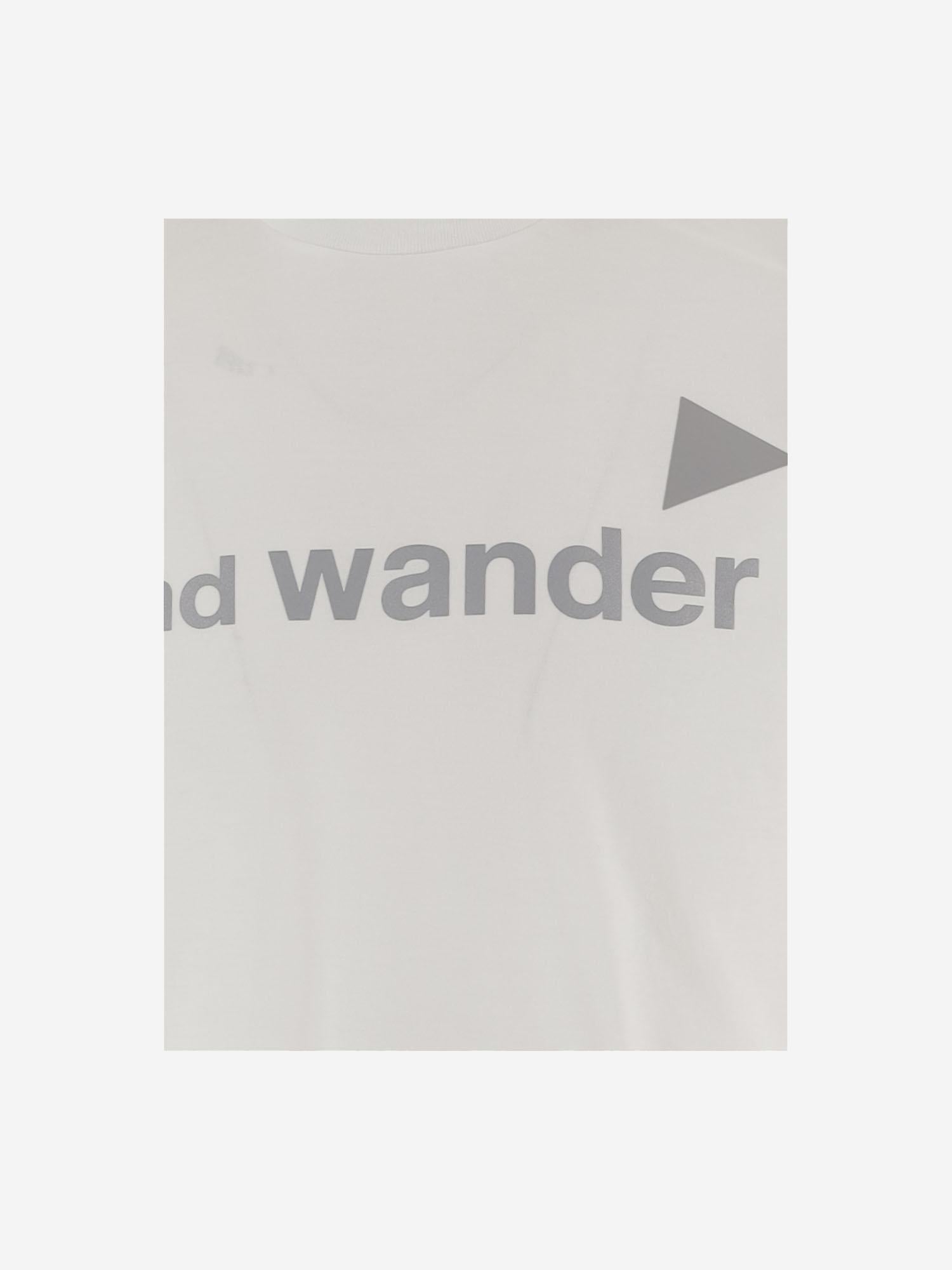 T-shirt in cotone con logo lettering 5746184074 030 AND WANDER 
