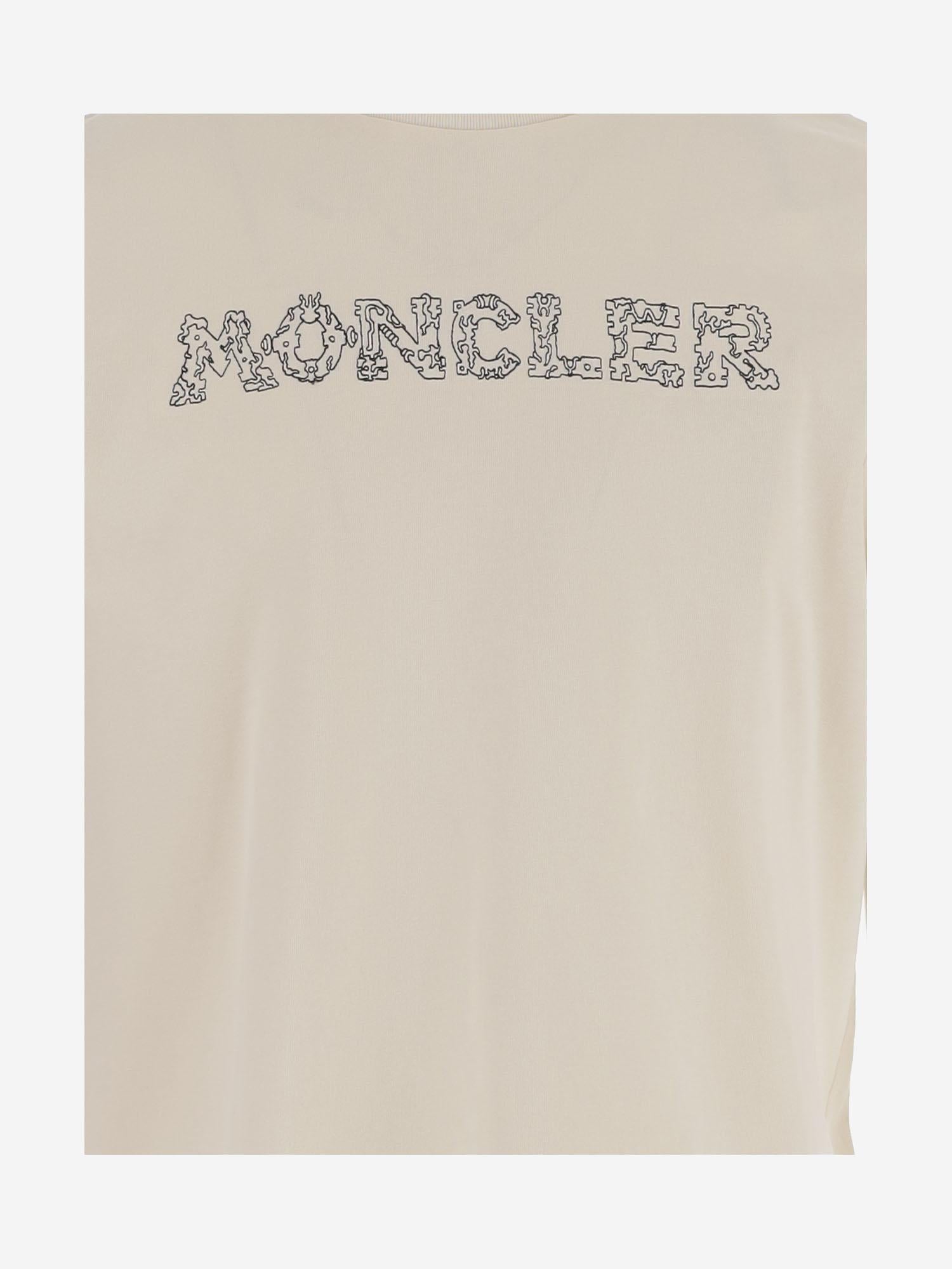 T-SHIRT IN COTONE CON STAMPA LOGO 8C00025 89AUG21L MONCLER 