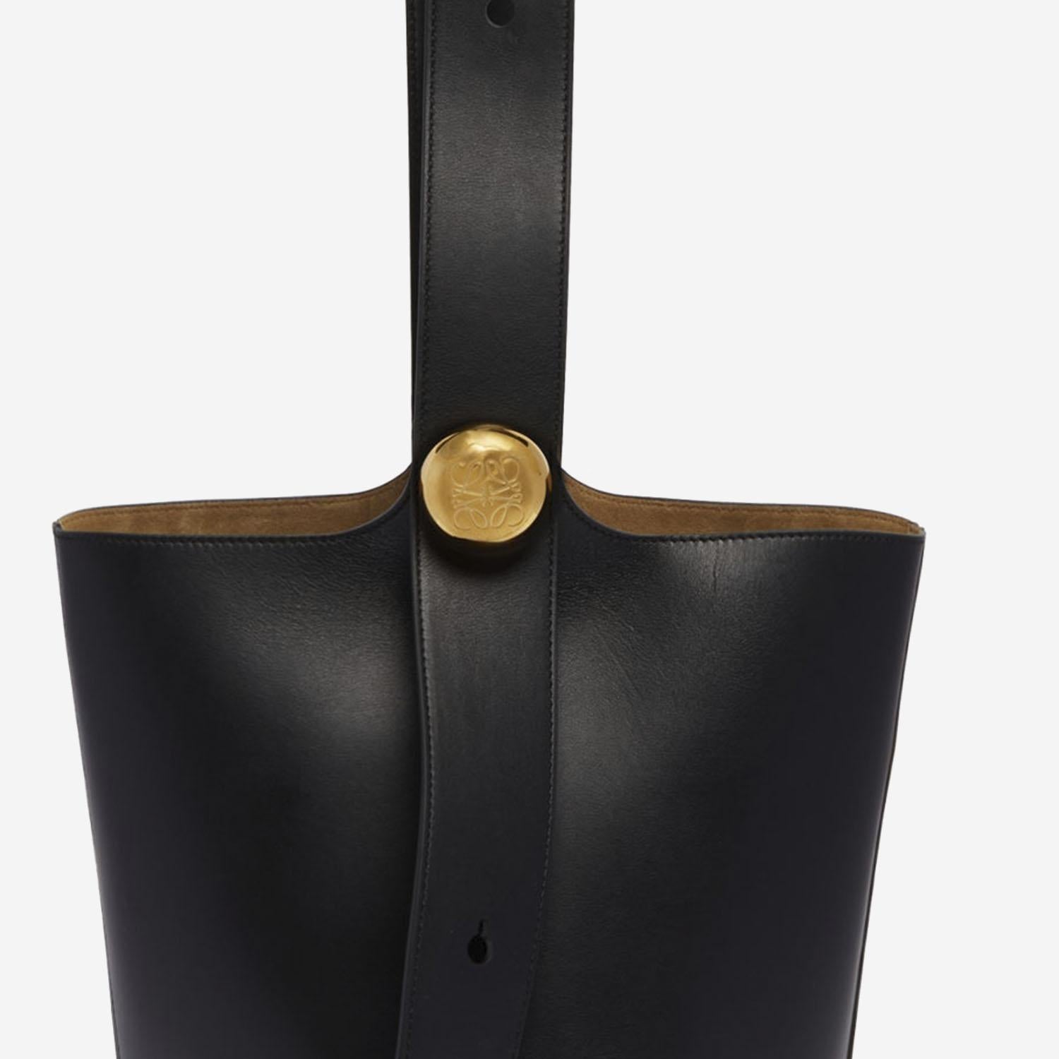 BORSA MEDIA PEBBLE BUCKET IN MORBIDA PELLE DI VITELLO AANBBBWX01 1100 LOEWE 