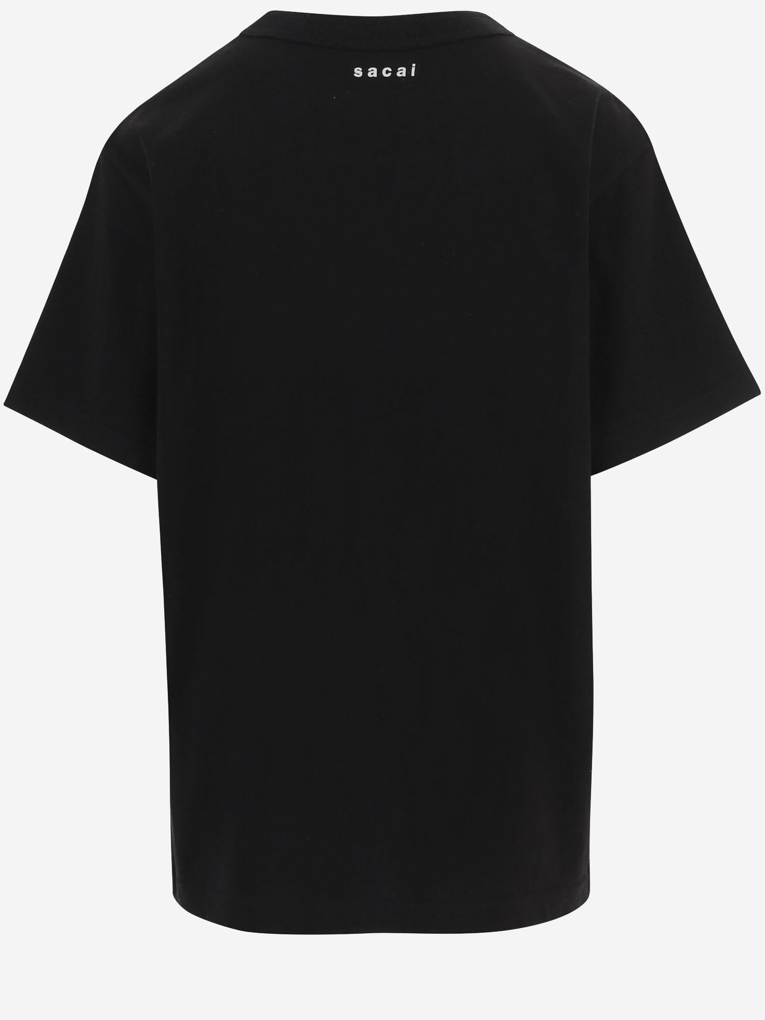 T-SHIRT IN COTNE CON STAMPA 2601147S 001 SACAI 