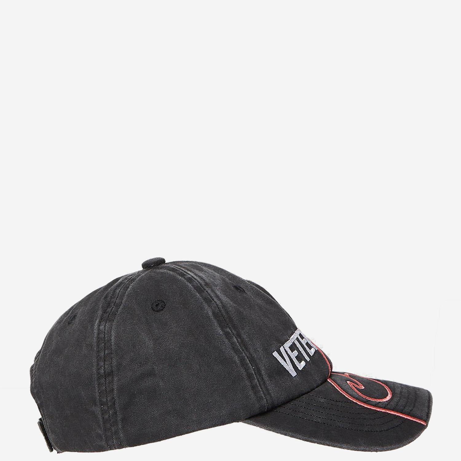 CAPPELLO DA BASEBALL CON RICAMO FIAMME UE54CA100B BLACK VETEMENTS 