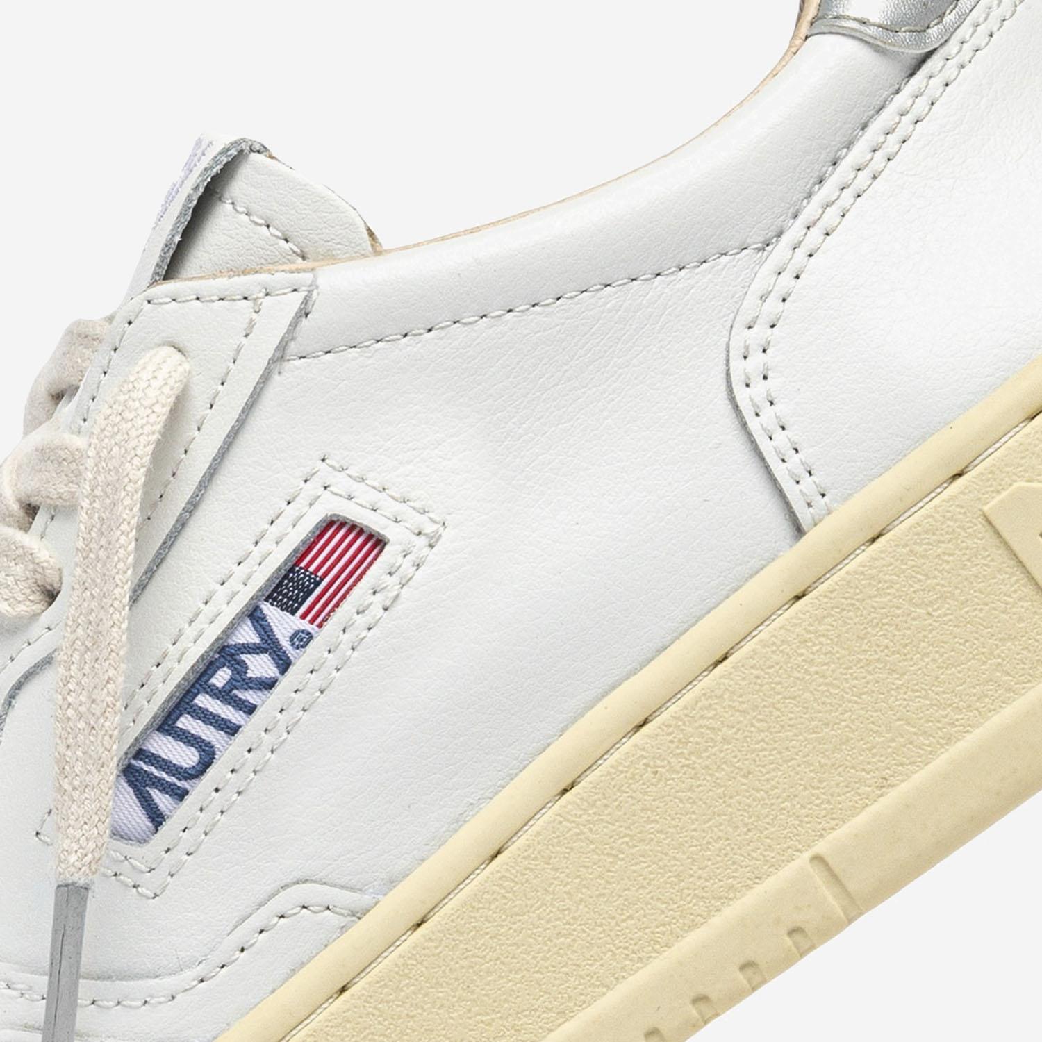 SNEAKERS MEDALIST LOW IN PELLE AULWTB02 LEATARTWHTSILVER AUTRY 