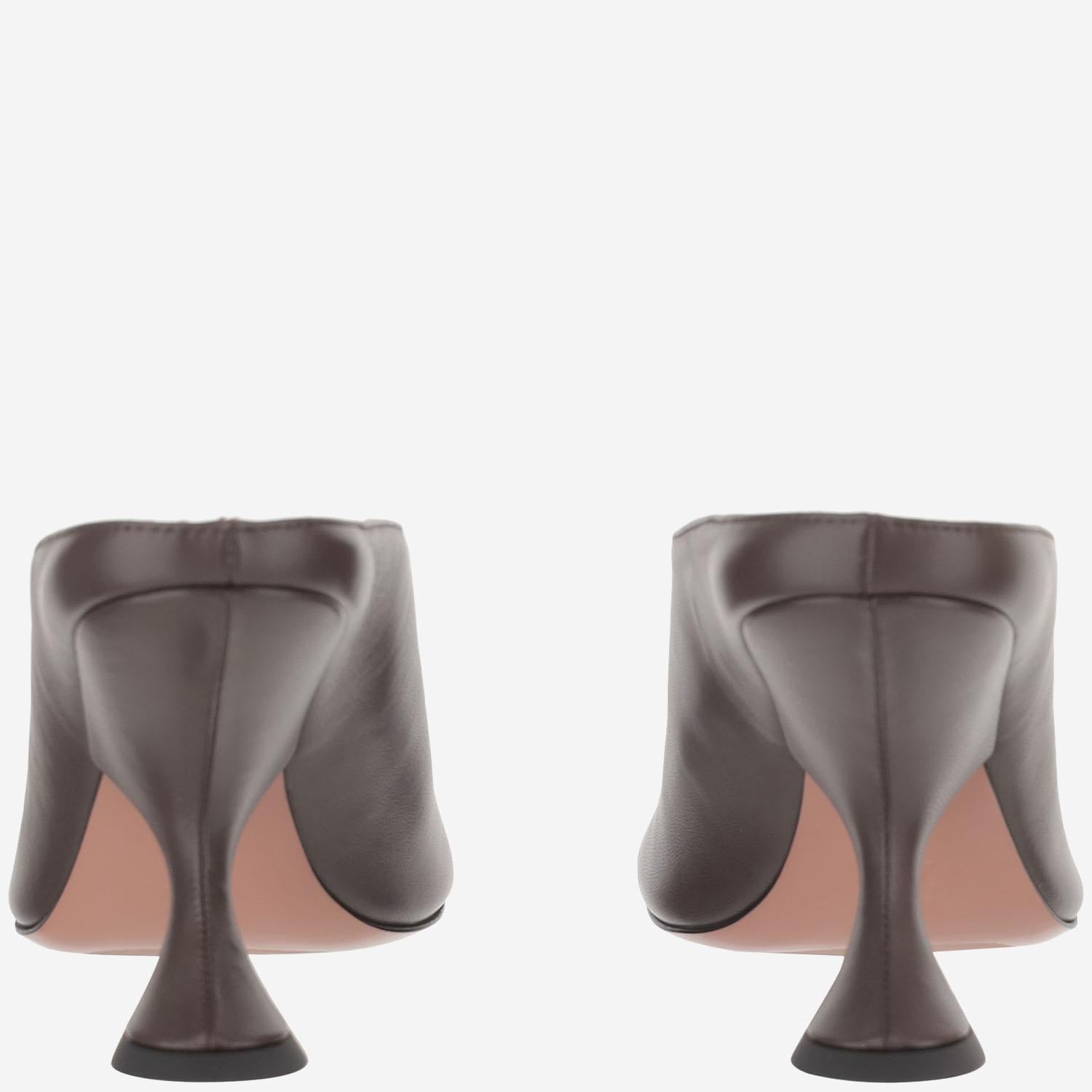 SANDALI UMA IN PELLE UMASLIPPER COFFEE AMINA MUADDI 