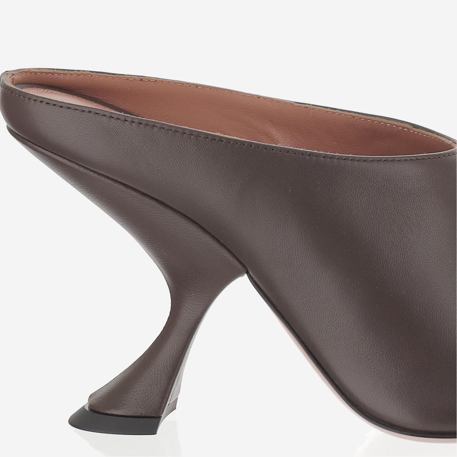 SANDALI UMA IN PELLE UMASLIPPER COFFEE AMINA MUADDI 